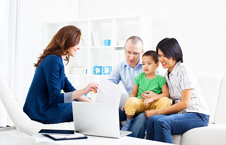 Famille discutant d’assurance temporaire avec un conseiller