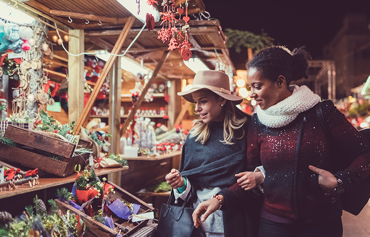 Deux dames à un marché des fêtes extérieur