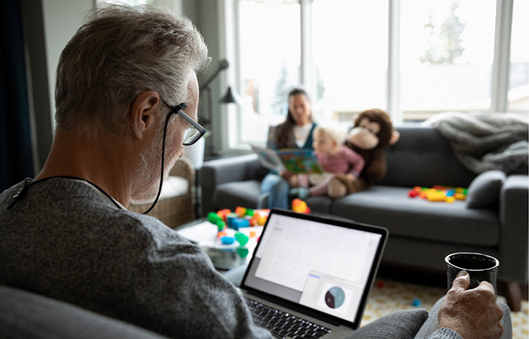 Homme en télétravail