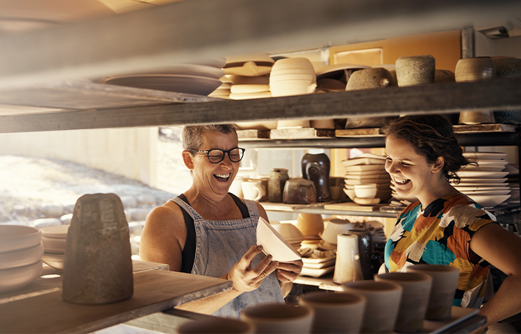 Deux personnes dans un atelier de poterie