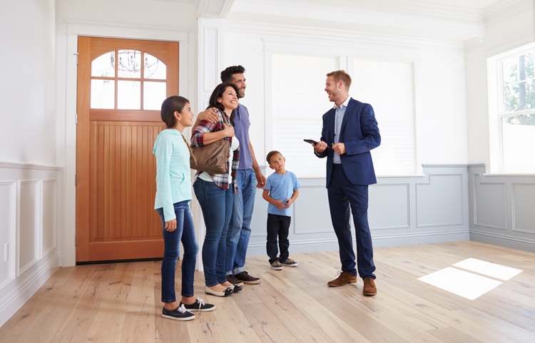 Une famille lors d'une visite de maison